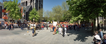 842535 Afbeelding van het Domplein te Utrecht, waar leden van negen Utrechtse Oranjeverenigingen zich presenteren aan ...